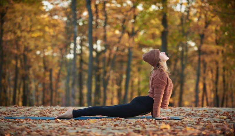 YOGA: Dale la bienvenida al otoño con 108 saludos al Sol